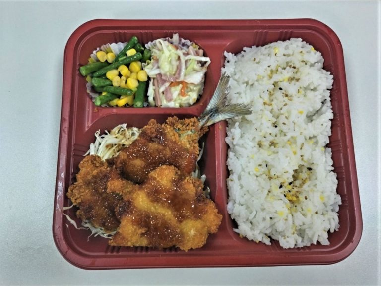 昼食と夕食は有料オプションで弁当を選択可。日本でもお馴染みのメニューが選べる。