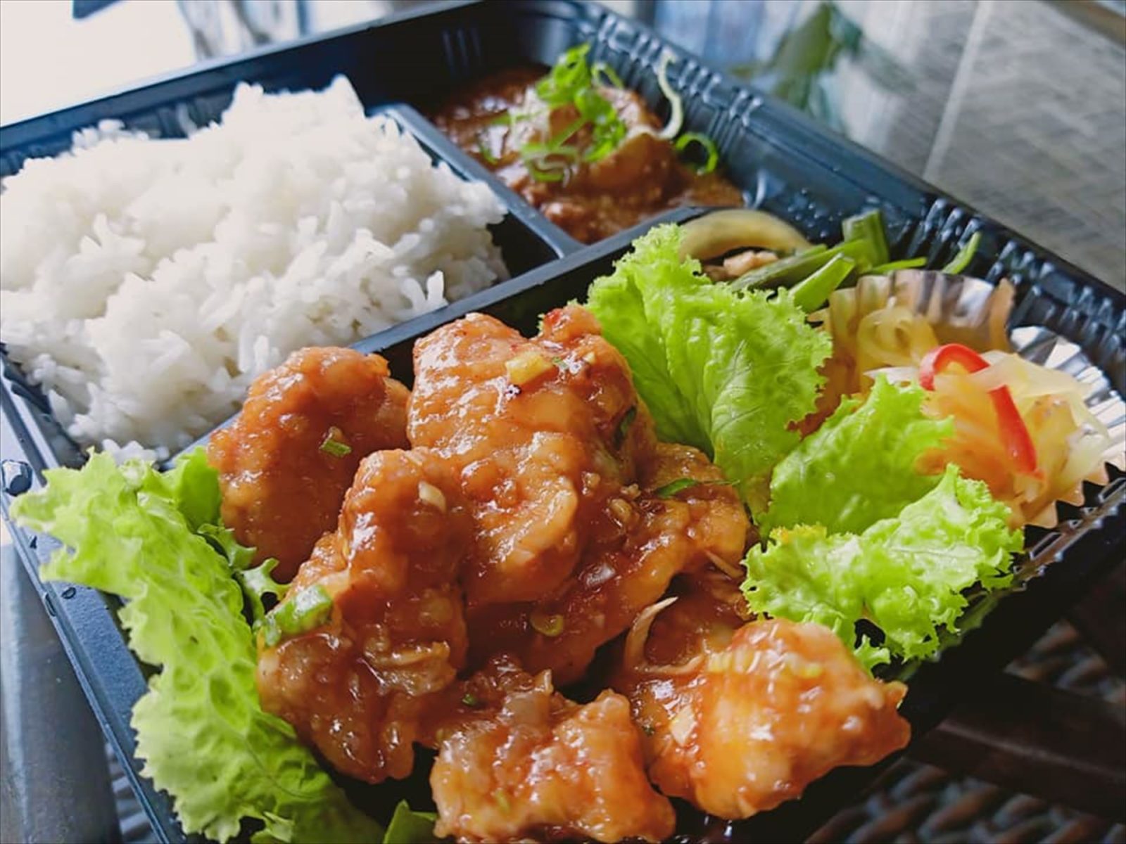昼食は弁当。日本のものとほぼ同じなので食べやすいです