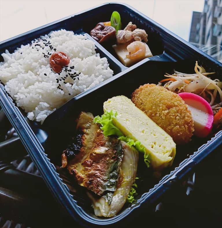 昼食は弁当。日本のものとほぼ同じなので食べやすいです