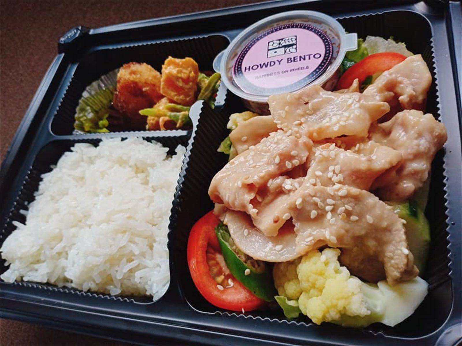 昼食は弁当。日本のものとほぼ同じなので食べやすいです