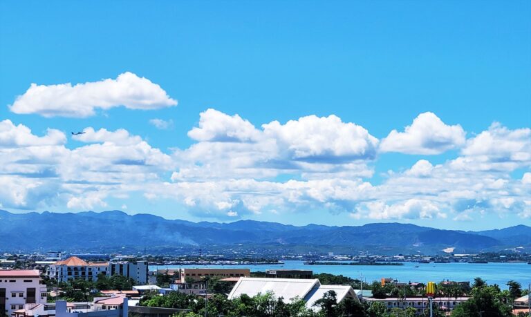 学校よりシティ方面（セブ島）を望む