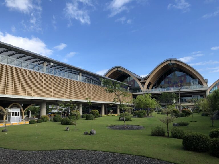 セブ空港はマクタン島にあり、セブ島(セブ市)には橋で渡ることができる。