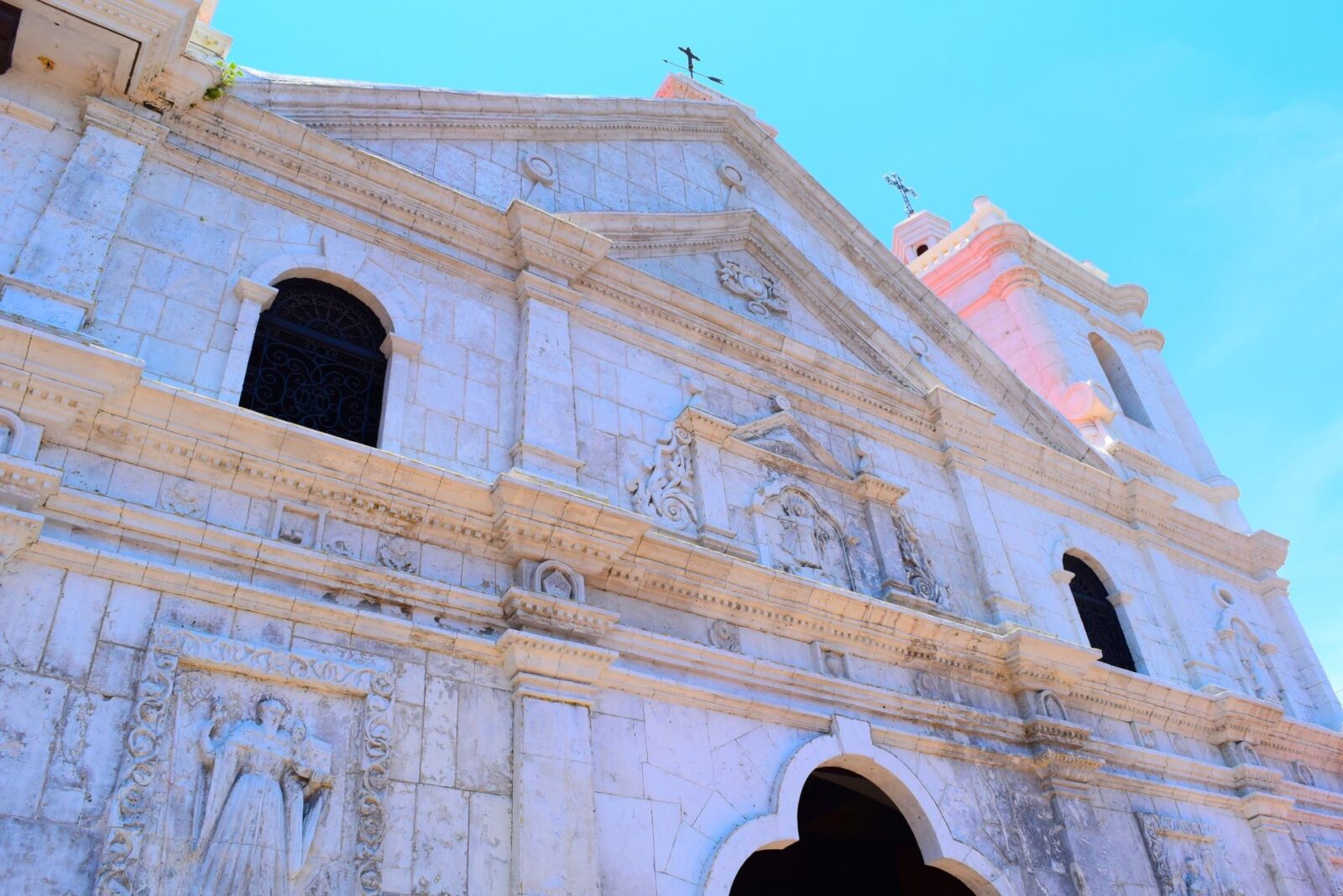 サントニーニョ教会。スペイン統治下に建てられた歴史的建造物が残っています。