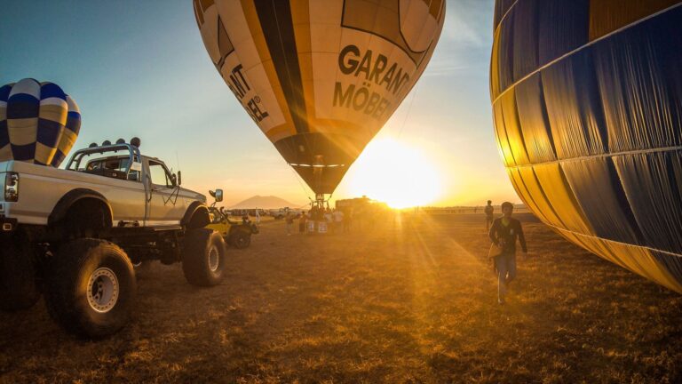 1994年から毎年行われている熱気球フェスティバル。数多くの気球が空を埋め尽くす光景は壮観です。