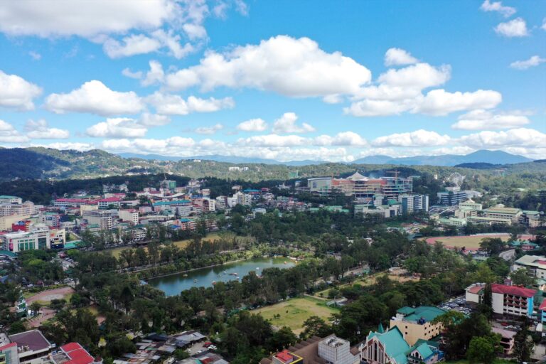 バギオ中心市街地。フィリピンでは珍しく一年を通じて快適な気温の高原都市。市街地でも緑が豊富で快適な都市環境が魅力。
