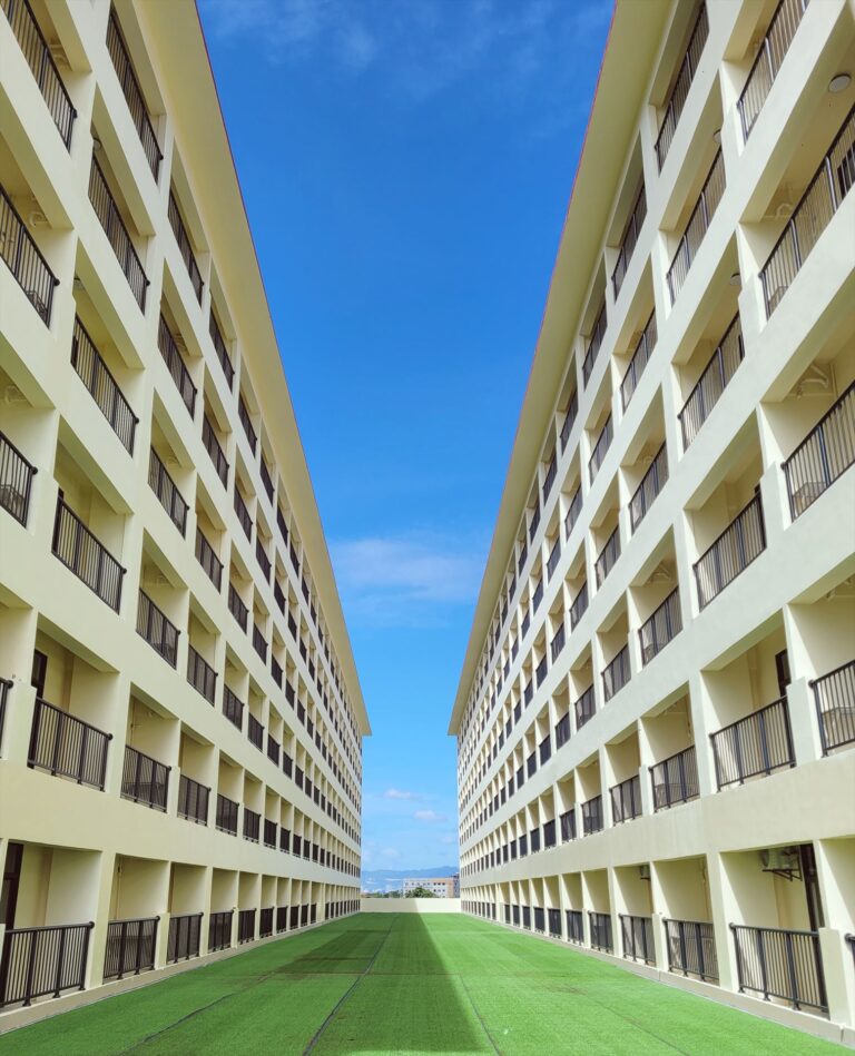 2つの建物から成る学生寮一体型の大型キャンパス