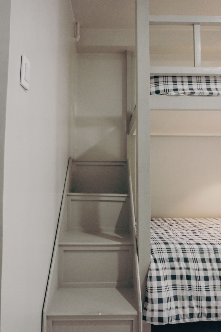 ベッドの二階へはハシゴではなく階段なので安心